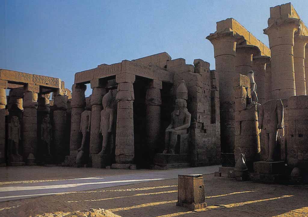 Двор с колоннами в храме Амона