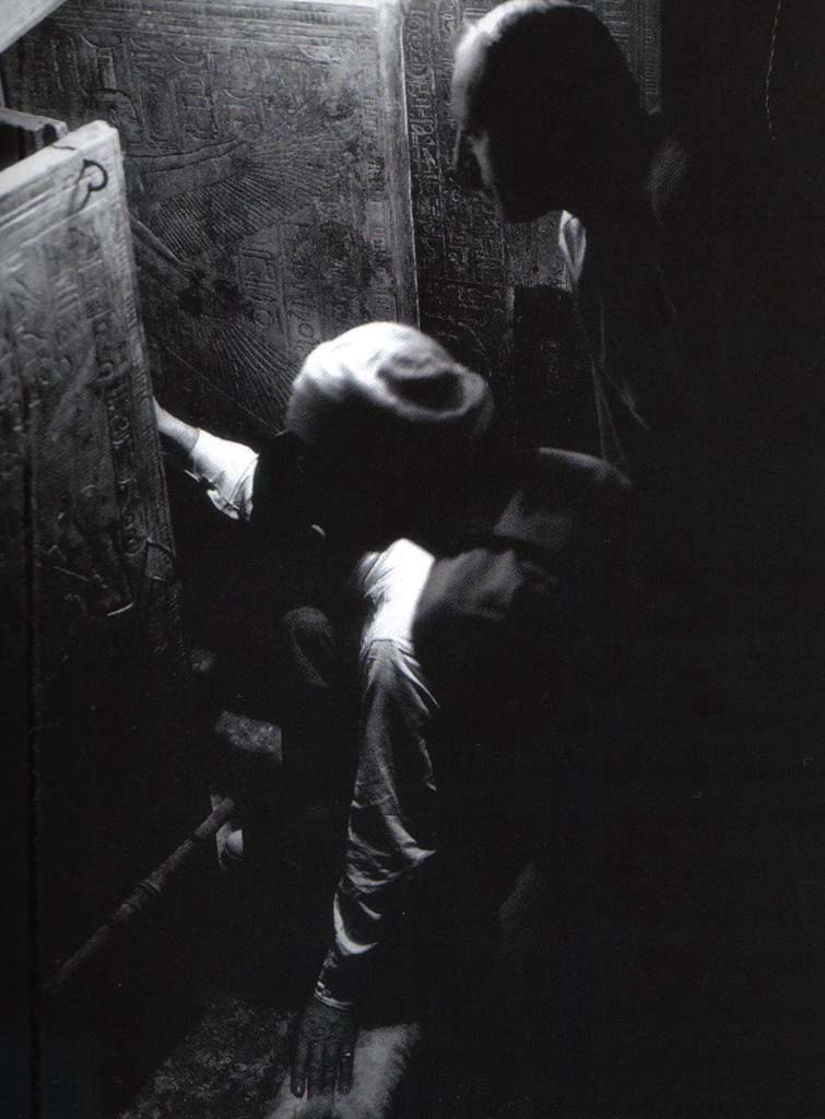 Говард Картер в гробнице Тутанхамона