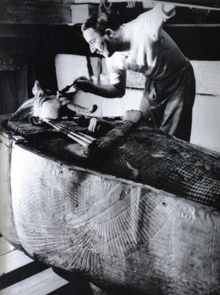 Говард Картер в гробнице Тутанхамона, очищает его от остатков льняного савана