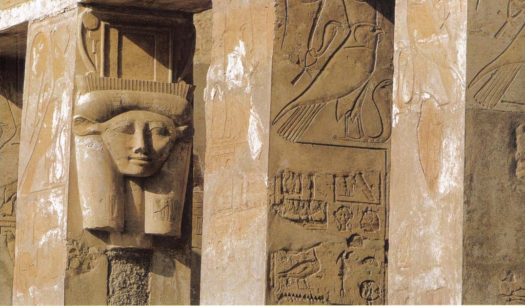 Голова богини Хатор украшает храм Хатшепсут